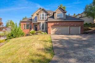 2340 Oakhurst Ln in Lake Oswego, OR - Building Photo