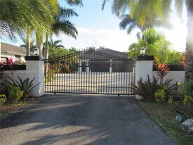 15900 SW 54th Pl in Davie, FL - Building Photo