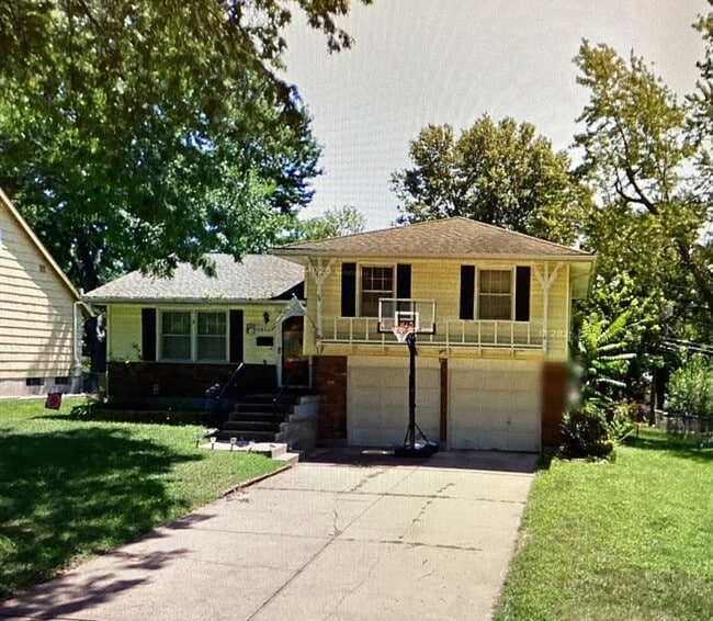 property at 10103 W 92nd Pl
