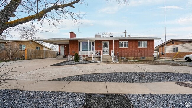 4535 S Ridgeline Dr in Ogden, UT - Foto de edificio - Building Photo