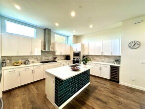 4545 Bowser Ave, Unit 201 in Dallas, TX - Building Photo - Building Photo
