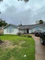 500 Shirleen Dr in Seabrook, TX - Building Photo
