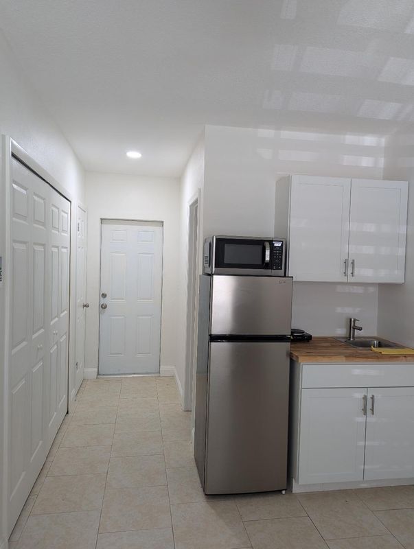 property at 1616 W Knollwood St