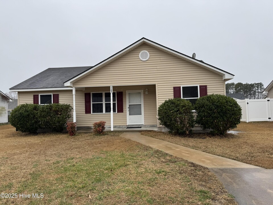 1107 Jessica St in Elizabeth City, NC - Building Photo