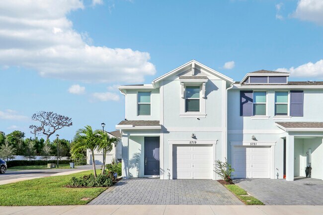 5719 SE Edgewater Cir in Stuart, FL - Building Photo - Building Photo