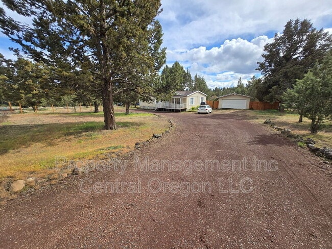 8115 SW Crater Loop Rd in Terrebonne, OR - Building Photo - Building Photo