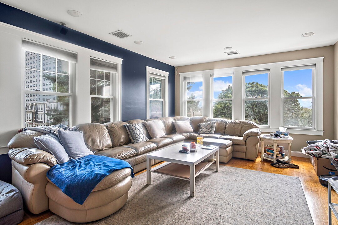398 E 8th St, Unit 2 in Boston, MA - Building Photo