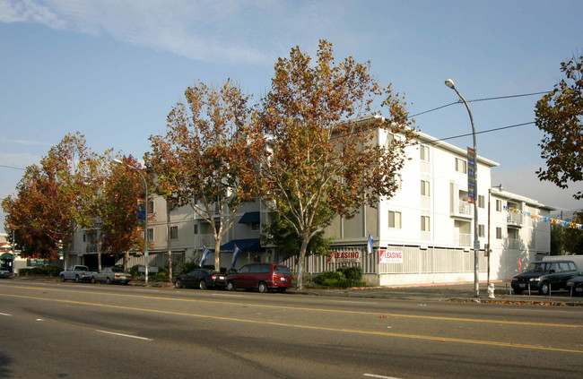 Balcourt Plaza in San Leandro, CA - Building Photo - Building Photo