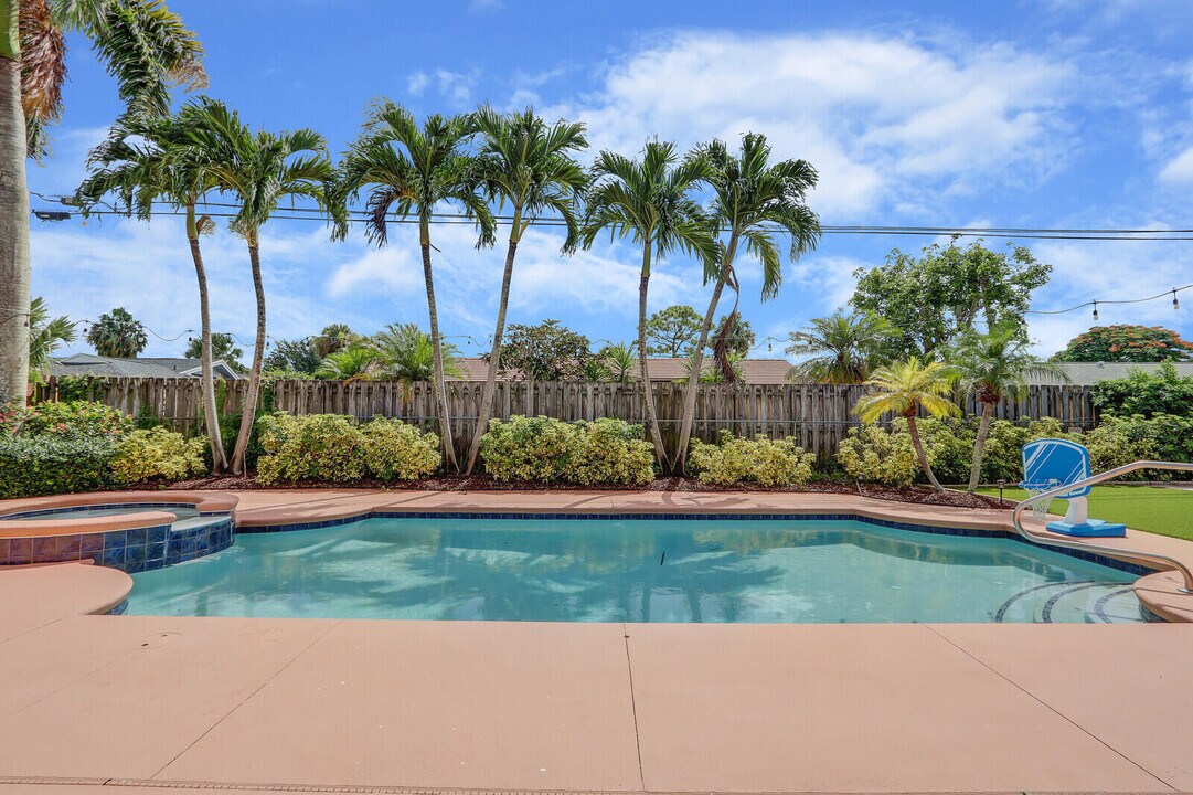 10186 Daphne Ave in Palm Beach Gardens, FL - Building Photo