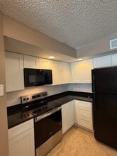4658 Commander Dr, Unit 823 in Orlando, FL - Building Photo - Building Photo