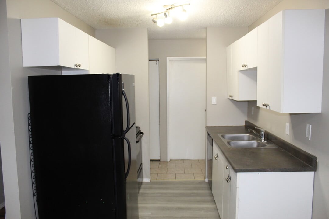 Pisces Manor in Saskatoon, SK - Building Photo