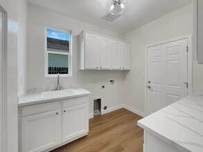 1672 Lombard Ln in Lincoln, CA - Foto de edificio - Building Photo