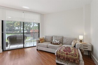 3101 N Country Club Dr, Unit 102 in Aventura, FL - Foto de edificio - Building Photo