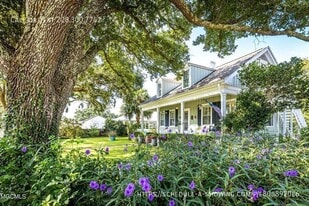 145 St Francis St in Biloxi, MS - Building Photo