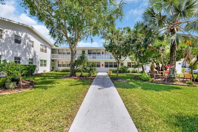 398 Sheffield Q in West Palm Beach, FL - Building Photo - Building Photo