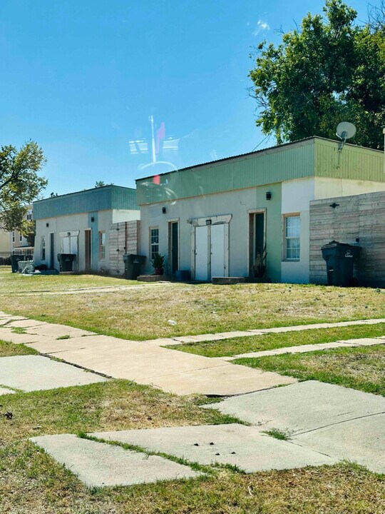 404 NW 3rd St-Unit -north in Lawton, OK - Building Photo