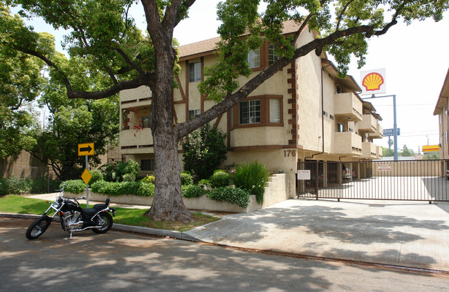 176 W Valencia Ave in Burbank, CA - Foto de edificio - Building Photo