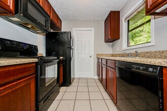 999 Fairview Rd in Stockbridge, GA - Building Photo - Building Photo