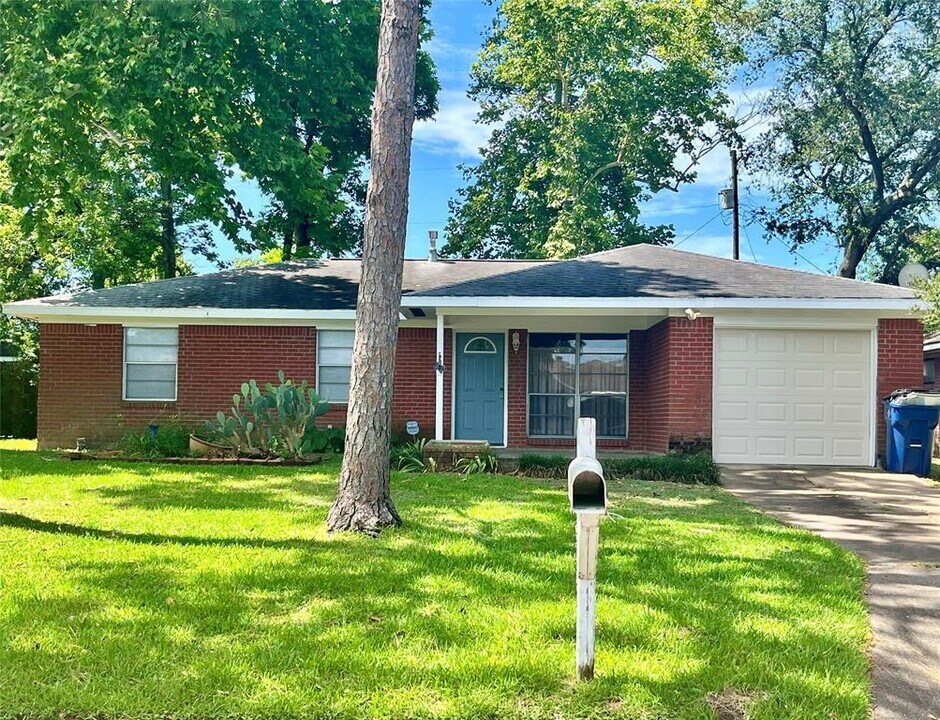 3001 15th Ave N in Texas City, TX - Building Photo