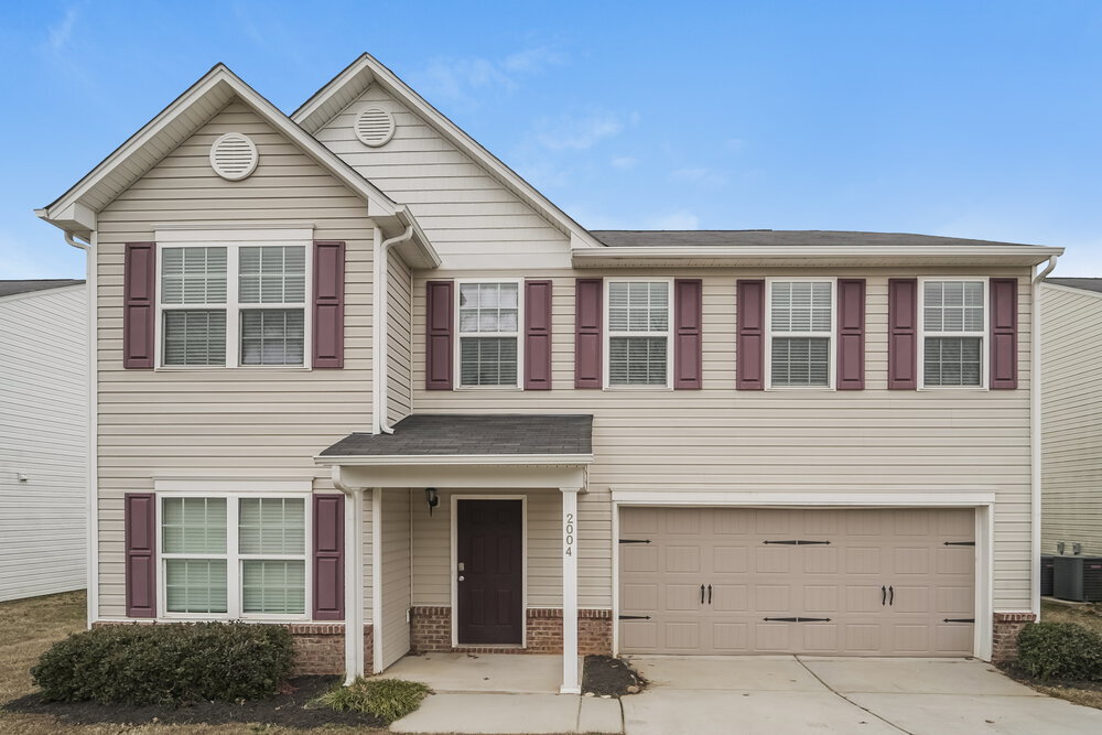 2004 Red Leaf Ct in Dallas, NC - Foto de edificio