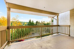 10514 NE 32nd Pl in Bellevue, WA - Building Photo