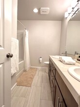 8230 S 132nd St in Seattle, WA - Foto de edificio - Building Photo