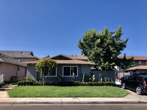 712 Shalimar Dr in Costa Mesa, CA - Building Photo - Building Photo