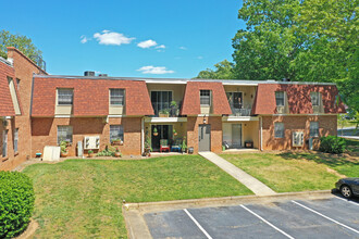 Sedgefield Gardens in Greensboro, NC - Foto de edificio - Building Photo