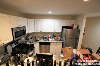 324 St Paul St, Unit 6 in Brookline, MA - Foto de edificio - Building Photo