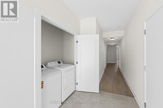 1102 Moore St in Brockville, ON - Building Photo - Building Photo