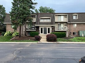 104 E Bailey Rd, Unit G in Naperville, IL - Building Photo