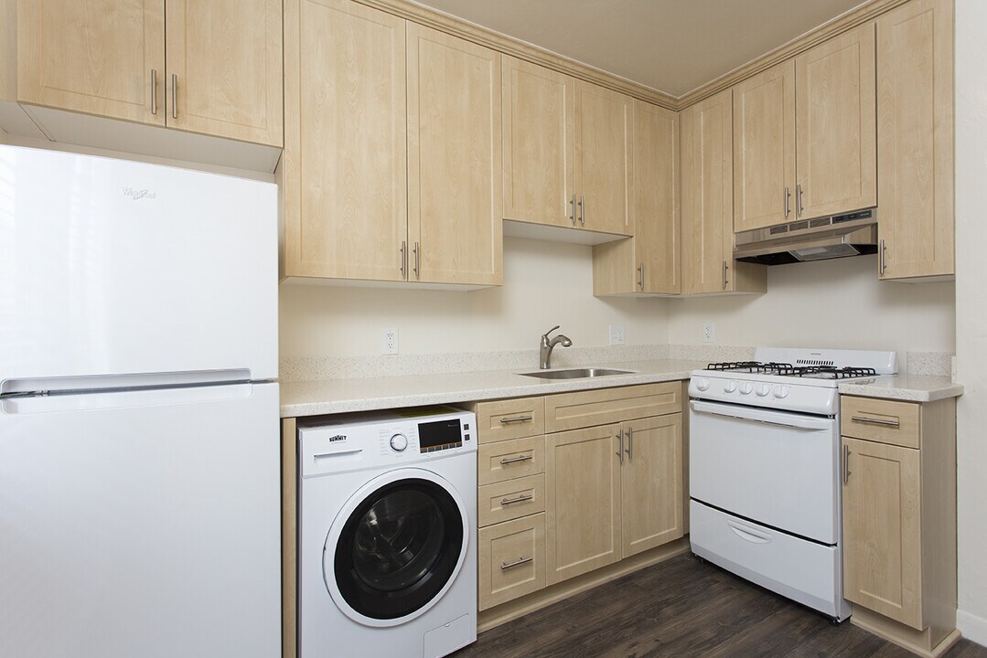 4923 Saratoga Ave in San Diego, CA - Building Photo