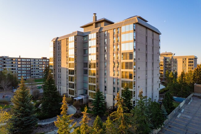 Varsity Towers in Calgary, AB - Building Photo - Building Photo