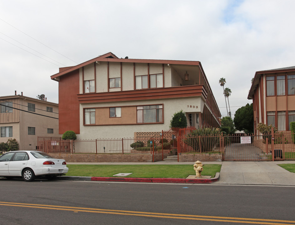 1803 Winona Blvd in Los Angeles, CA - Building Photo