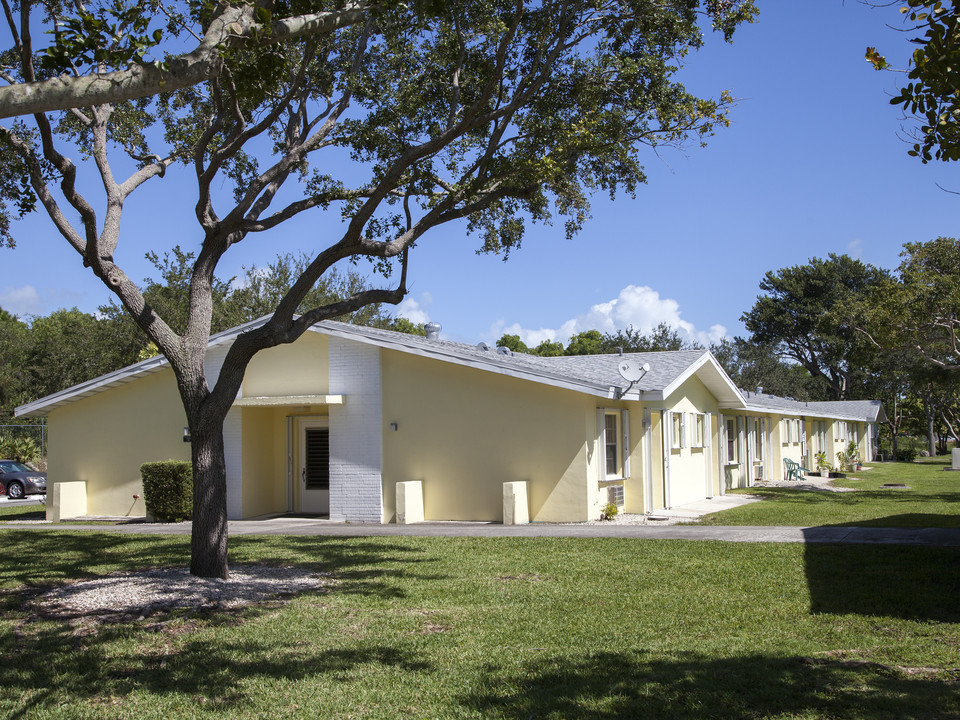 Pine Woods Villa Apartments in Cutler Bay, FL - Foto de edificio