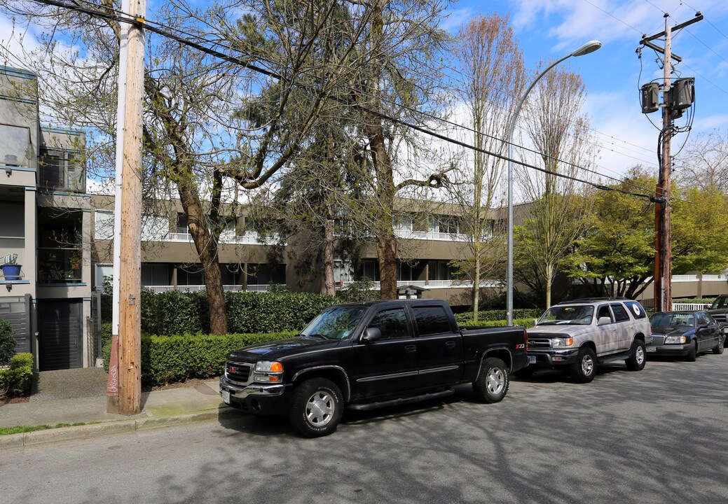 Laurel Park in Vancouver, BC - Building Photo