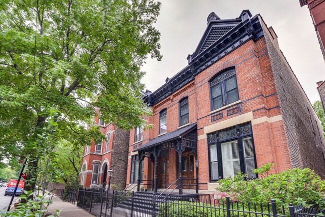 2238 N Geneva Terrace in Chicago, IL - Building Photo - Building Photo