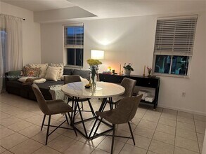11002 NW 83rd St in Doral, FL - Foto de edificio - Building Photo