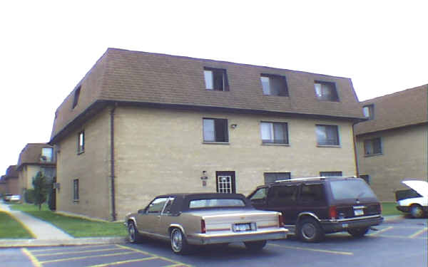 122 Sonny Ln in Bensenville, IL - Building Photo