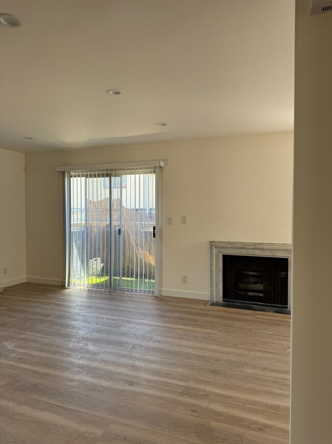 11745 Courtleigh Dr in Los Angeles, CA - Building Photo - Building Photo