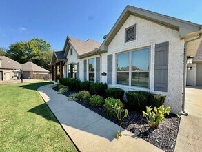2715 N Floral Ct in Fayetteville, AR - Building Photo - Building Photo