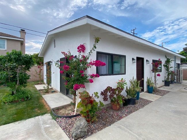 11945 S Della Ln in Garden Grove, CA - Foto de edificio - Building Photo