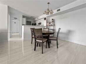 2123 Renaissance Blvd in Miramar, FL - Foto de edificio - Building Photo