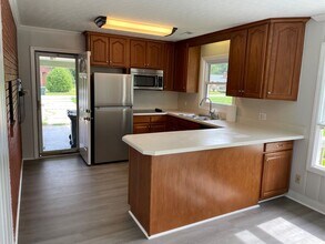 2533 E Woodlyn Way in Greensboro, NC - Foto de edificio - Building Photo