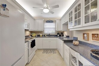 2950 SE Ocean Blvd, Unit 7-4 in Stuart, FL - Foto de edificio - Building Photo