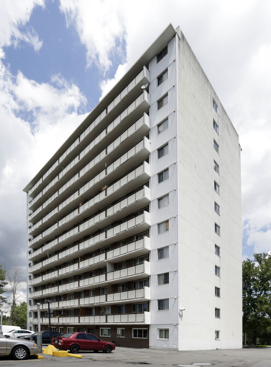 Crystal View Manor in Ottawa, ON - Building Photo