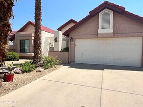 11063 E Sahuaro Dr in Scottsdale, AZ - Foto de edificio - Building Photo