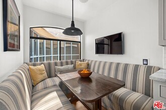 410 S Barrington Ave in Los Angeles, CA - Building Photo - Building Photo