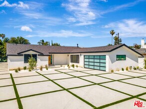 18053 Erwin St in Los Angeles, CA - Building Photo - Building Photo