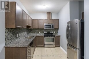 384 Rogers St in Peterborough, ON - Building Photo